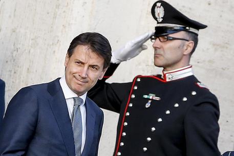 Governo: Conte lascia Quirinale in taxi e auto scorta
