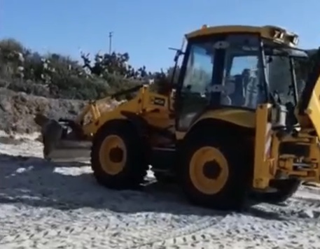 Pula, ruspa in spiaggia tra i bagnanti