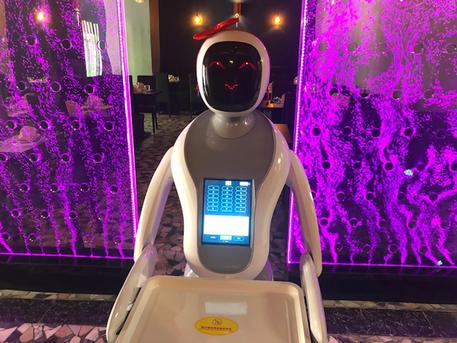 In Sardegna la prima cameriera robot in un ristorante di sus