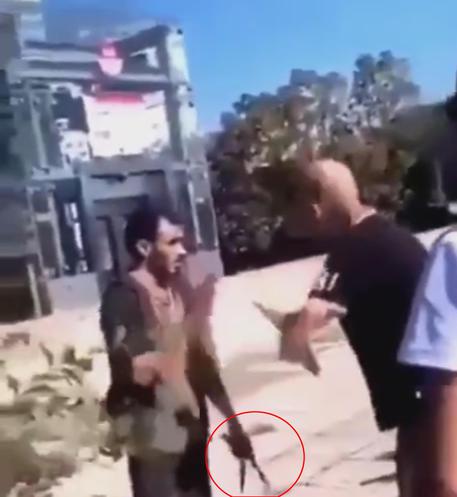 LIONE - FRAME DA VIDEO TWITTER - CERCHIETTO ROSSO SU COLTELLI