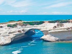 Scatta foto e precipita in mare, muore in Sardegna