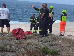 Scatta foto e precipita in mare: sospeso recupero corpo
