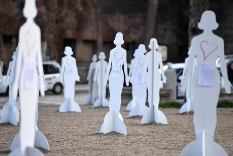 Violenza donne: 100 sagome in piazza a Roma per dire basta