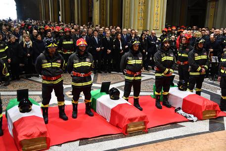Esplode edificio: feretri tra ali di folla, applausi