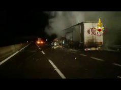 Paura sulla 131, camion prende fuoco