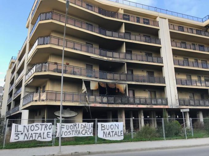 Palazzo Alghero a tre anni da incendio