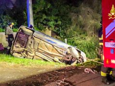 Oristano, auto fuori strada si ribalta: un ferito