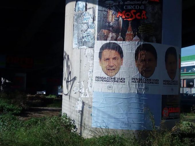 Manifesto con faccia di Conte a Cagliari