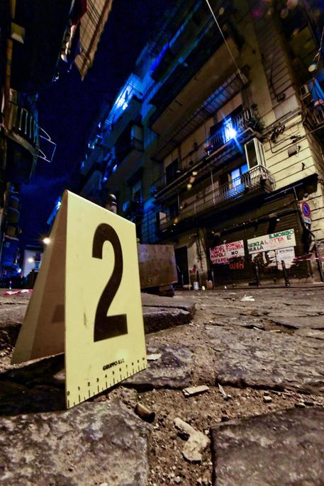 Donna ferita a Napoli da un proiettile vagante