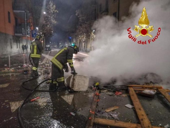 Accerchiarono vigili del fuoco: 9 indagati a Milano