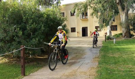 Cicloturisti nel parco di Porto Conte