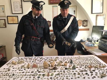 Carabinieri sequestrano reperti archeologici