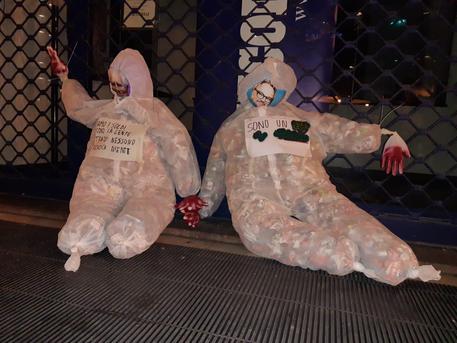 Ponte: a Genova protesta con fantocci Benetton e Toscani