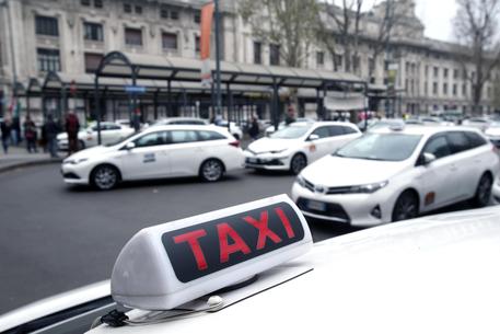 Taxi: Milano, auto bianche in presidio in Stazione Centrale