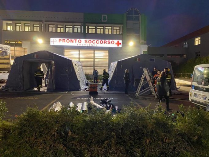 Coronavirus: tende davanti a Policlinico Monserrato