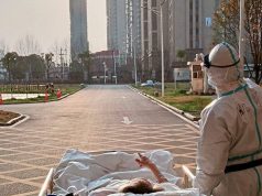 La foto del medico che ha portato il paziente 87enne a vedere il tramonto