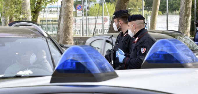 controlli dei carabinieri all'uscita della citt di Bergamo