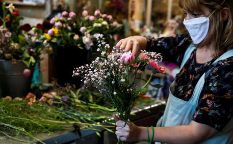 Spaniards place large orders for flower bouquets ahead of Mother's Day amid coronavirus pandemic