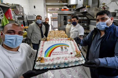 Fase 2: Napoli, apre pasticceria e regala dolci a bisognosi
