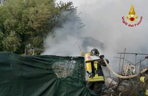 Arzachena, in fiamme una baracca e roulotte