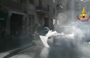 Auto in fiamme a Cagliari, in azione i vigili del fuoco