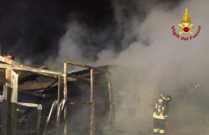 Olbia, in fiamme chiosco davanti al cimitero