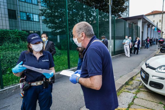 Coronavirus Covid 19 fase due. Meg fila per pagare le multe e i permessi davanti al comando di polizia municipale di via Milano.Torino 18 maggio 2020 ANSA/TINO ROMANO