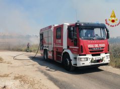 Incendio di sterpaglie alla periferia di Cagliari