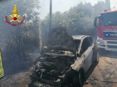 Fiamme a Molentargius: paura tra gli abitanti, auto distrutte dalle fiamme