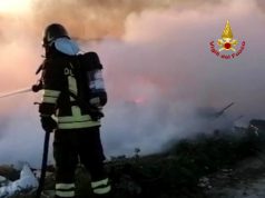 Notte di fiamme nell’hinterland cagliaritano: a fuoco auto e cumuli di rifiuti