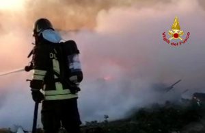 Notte di fiamme nell’hinterland cagliaritano: a fuoco auto e cumuli di rifiuti