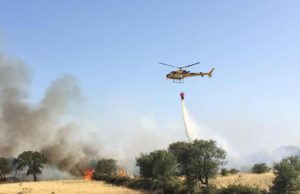 Incendio nelle campagne di Santa Giusta: sul posto un elicottero del Corpo forestale