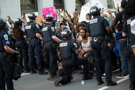TOPSHOT-US-POLICE-RACE-UNREST-DEMONSTRATION-minorities-politics