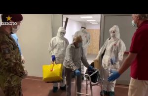 Nonna Carmela sconfigge il virus a 91 anni: l’applauso dei militari di Milano