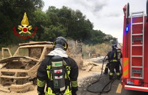 Monti, camion va a fuoco: intervengono i vigili del fuoco