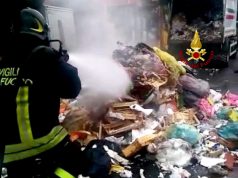 Fiamme nel compattatore dei rifiuti, intervengono i Vigili del fuoco: nessun ferito