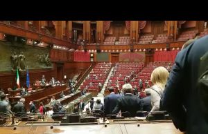 Ue, durante l’informativa di Conte alla Camera i deputati della Lega lasciano l’Aula