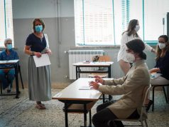 Maturità 2020: niente abbracci ma festa e risate dopo l’esame nelle scuole cagliaritane