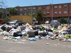 Rifiuti a Sant’Elia, una cittadina: “Dopo i gabbiani anche i vermi. Il sindaco vorrà istituire una nuova area faunistica?”