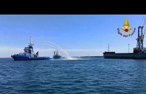 Sicurezza a bordo: a Porto Torres l’esercitazione antincendio dei Vigili del fuoco