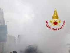 Cagliari, attimi di paura per un furgone in fiamme in viale Ciusa