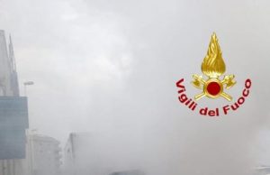 Cagliari, attimi di paura per un furgone in fiamme in viale Ciusa