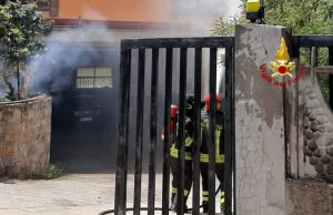Pomeriggio di fuoco a Villamassargia, due incendi nella stessa via: esplode bombola del gas