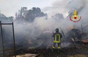 Fiamme a Quartu Sant’Elena, in fumo rotoballe di fieno: paura per una struttura agricola