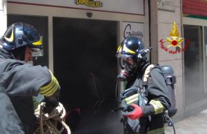 Cagliari, fiamme all’interno del supermercato: fuggi fuggi dei clienti