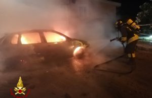 Sorso, auto in fiamme nella notte: intervento dei vigili del fuoco