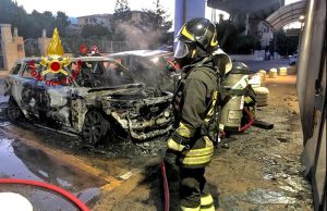 Olbia, due auto in fiamme: distrutta facciata di un supermercato