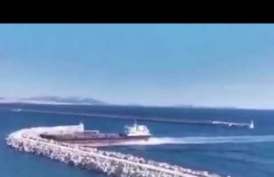Petroliera si schianta contro una diga: scongiurato il disastro ambientale