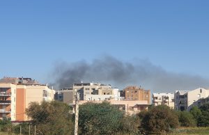 Mulinu Becciu, montagne di rifiuti dati alle fiamme nel campo rom sulla 554: traffico bloccato