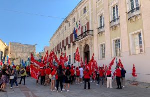 Sardegna, proteste dei lavoratori di mense e pulizie: in mille senza reddito da 3 mesi